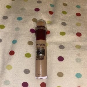 'MAYBELLINE' Concealer